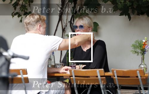 Amsterdam 28 augustus 2019
Sheila de Vries met zoon op terras.