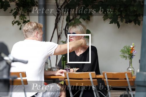 Amsterdam 28 augustus 2019
Sheila de Vries met zoon op terras.
