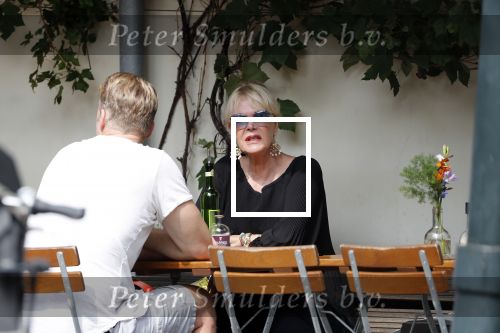 Amsterdam 28 augustus 2019
Sheila de Vries met zoon op terras.