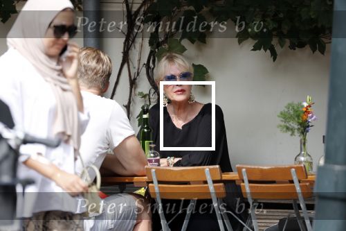 Amsterdam 28 augustus 2019
Sheila de Vries met zoon op terras.