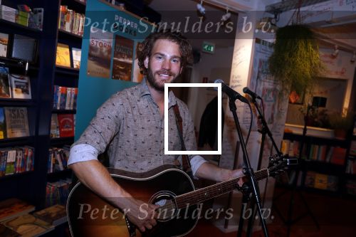 Amsterdam 21 augustus 2019
Boekpresentatie Inge Ipenburg. Tim Akkerman ontvangt het eerste exemplaar.