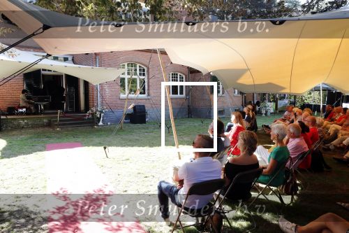 Diepenheim 24 augustus 2019
Wibi Soerjadi geeft tuinconcert in de tuin van zijn huis.