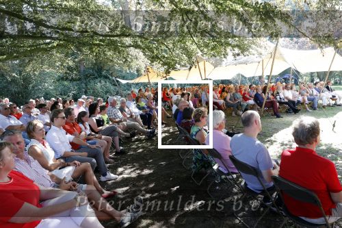 Diepenheim 24 augustus 2019
Wibi Soerjadi geeft tuinconcert in de tuin van zijn huis.