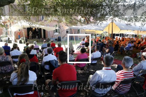 Diepenheim 24 augustus 2019
Wibi Soerjadi geeft tuinconcert in de tuin van zijn huis.