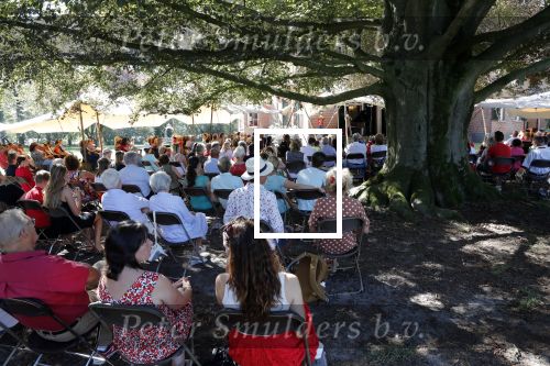 Diepenheim 24 augustus 2019
Wibi Soerjadi geeft tuinconcert in de tuin van zijn huis.