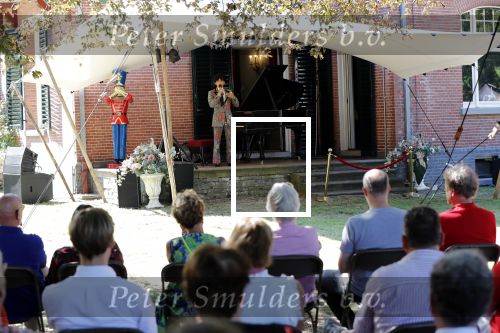 Diepenheim 24 augustus 2019
Wibi Soerjadi geeft tuinconcert in de tuin van zijn huis.
