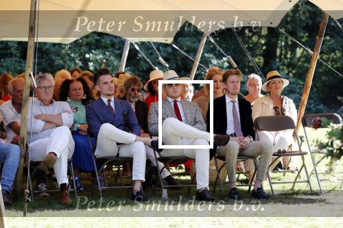 Diepenheim 24 augustus 2019
Wibi Soerjadi geeft tuinconcert in de tuin van zijn huis.