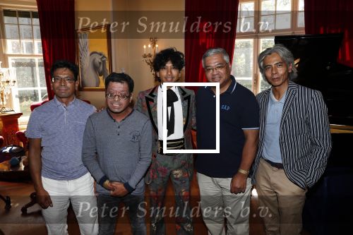 Diepenheim 24 augustus 2019
Wibi Soerjadi geeft tuinconcert in de tuin van zijn huis. Wibi met zijn broers