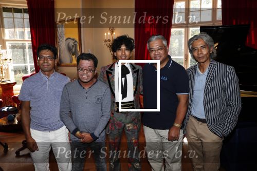 Diepenheim 24 augustus 2019
Wibi Soerjadi geeft tuinconcert in de tuin van zijn huis. Wibi met zijn broers