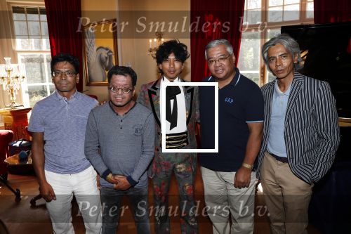 Diepenheim 24 augustus 2019
Wibi Soerjadi geeft tuinconcert in de tuin van zijn huis. Wibi met zijn broers
