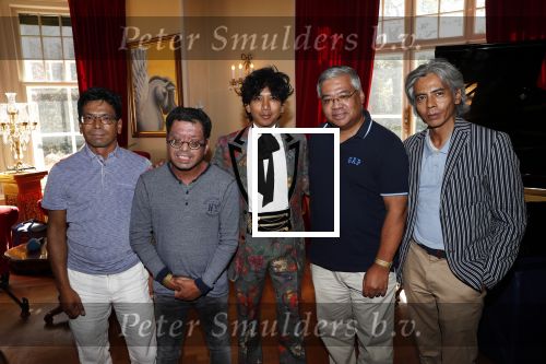 Diepenheim 24 augustus 2019
Wibi Soerjadi geeft tuinconcert in de tuin van zijn huis. Wibi met zijn broers