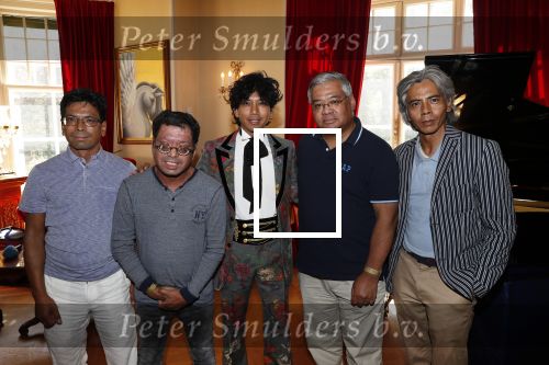 Diepenheim 24 augustus 2019
Wibi Soerjadi geeft tuinconcert in de tuin van zijn huis. Wibi met zijn broers