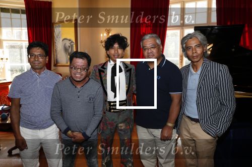 Diepenheim 24 augustus 2019
Wibi Soerjadi geeft tuinconcert in de tuin van zijn huis. Wibi met zijn broers