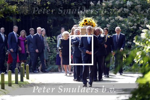Den Haag 22 augustus 2019
Afscheidsdienst voor prinses Christina op paleis Noordeinde en de koninklijke stallen.
Aanwezig haar Kinderen Bernardo, Nicolas en Juliana alsmede prinses Beatrix prinses Irene prinses Margriet mr Pieter v Vollenhoven Koning Willem Alexander koningin Maxima prinses Mabel prins Constantijn Prinses laurentien en hun kinderen Leonore Claus Casimir Eloise   Prins Carlos  prinses Annemarie prinses Viktoria  Prins Jaime Prinses Carolina met man Albert Brenninkmeijer prinses Margarita met man Tjalling ten cate Prins floris en Prinses Aimee Prins Maurits en Prinses Marilene Prins Pieter Christiaan en Prins Bernhard jr.