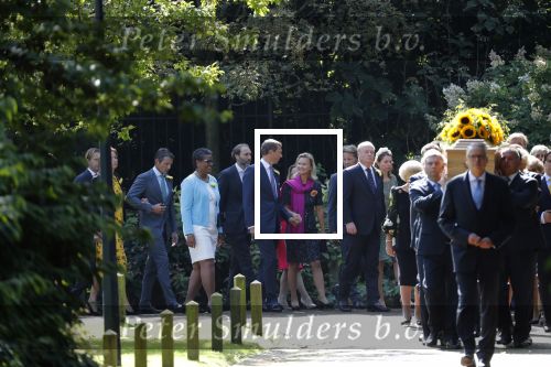 Den Haag 22 augustus 2019
Afscheidsdienst voor prinses Christina op paleis Noordeinde en de koninklijke stallen.
Aanwezig haar Kinderen Bernardo, Nicolas en Juliana alsmede prinses Beatrix prinses Irene prinses Margriet mr Pieter v Vollenhoven Koning Willem Alexander koningin Maxima prinses Mabel prins Constantijn Prinses laurentien en hun kinderen Leonore Claus Casimir Eloise   Prins Carlos  prinses Annemarie prinses Viktoria  Prins Jaime Prinses Carolina met man Albert Brenninkmeijer prinses Margarita met man Tjalling ten cate Prins floris en Prinses Aimee Prins Maurits en Prinses Marilene Prins Pieter Christiaan en Prins Bernhard jr.