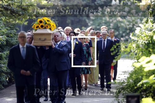 Den Haag 22 augustus 2019
Afscheidsdienst voor prinses Christina op paleis Noordeinde en de koninklijke stallen.
Aanwezig haar Kinderen Bernardo, Nicolas en Juliana alsmede prinses Beatrix prinses Irene prinses Margriet mr Pieter v Vollenhoven Koning Willem Alexander koningin Maxima prinses Mabel prins Constantijn Prinses laurentien en hun kinderen Leonore Claus Casimir Eloise   Prins Carlos  prinses Annemarie prinses Viktoria  Prins Jaime Prinses Carolina met man Albert Brenninkmeijer prinses Margarita met man Tjalling ten cate Prins floris en Prinses Aimee Prins Maurits en Prinses Marilene Prins Pieter Christiaan en Prins Bernhard jr.