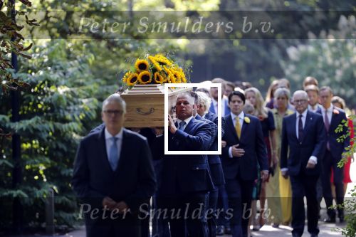 Den Haag 22 augustus 2019
Afscheidsdienst voor prinses Christina op paleis Noordeinde en de koninklijke stallen.
Aanwezig haar Kinderen Bernardo, Nicolas en Juliana alsmede prinses Beatrix prinses Irene prinses Margriet mr Pieter v Vollenhoven Koning Willem Alexander koningin Maxima prinses Mabel prins Constantijn Prinses laurentien en hun kinderen Leonore Claus Casimir Eloise   Prins Carlos  prinses Annemarie prinses Viktoria  Prins Jaime Prinses Carolina met man Albert Brenninkmeijer prinses Margarita met man Tjalling ten cate Prins floris en Prinses Aimee Prins Maurits en Prinses Marilene Prins Pieter Christiaan en Prins Bernhard jr.