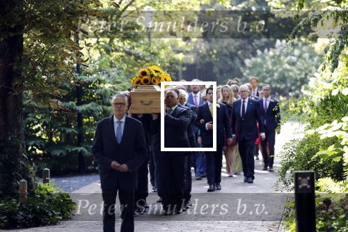 Den Haag 22 augustus 2019
Afscheidsdienst voor prinses Christina op paleis Noordeinde en de koninklijke stallen.
Aanwezig haar Kinderen Bernardo, Nicolas en Juliana alsmede prinses Beatrix prinses Irene prinses Margriet mr Pieter v Vollenhoven Koning Willem Alexander koningin Maxima prinses Mabel prins Constantijn Prinses laurentien en hun kinderen Leonore Claus Casimir Eloise   Prins Carlos  prinses Annemarie prinses Viktoria  Prins Jaime Prinses Carolina met man Albert Brenninkmeijer prinses Margarita met man Tjalling ten cate Prins floris en Prinses Aimee Prins Maurits en Prinses Marilene Prins Pieter Christiaan en Prins Bernhard jr.