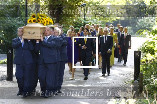 Den Haag 22 augustus 2019
Afscheidsdienst voor prinses Christina op paleis Noordeinde en de koninklijke stallen.
Aanwezig haar Kinderen Bernardo, Nicolas en Juliana alsmede prinses Beatrix prinses Irene prinses Margriet mr Pieter v Vollenhoven Koning Willem Alexander koningin Maxima prinses Mabel prins Constantijn Prinses laurentien en hun kinderen Leonore Claus Casimir Eloise   Prins Carlos  prinses Annemarie prinses Viktoria  Prins Jaime Prinses Carolina met man Albert Brenninkmeijer prinses Margarita met man Tjalling ten cate Prins floris en Prinses Aimee Prins Maurits en Prinses Marilene Prins Pieter Christiaan en Prins Bernhard jr.