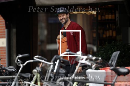 Amsterdam 22 augustus 2020
Arie Boomsma met zijn baby op zijn borst.