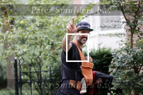 Amsterdam 22 augustus 2020
Arie Boomsma met zijn baby op zijn borst.