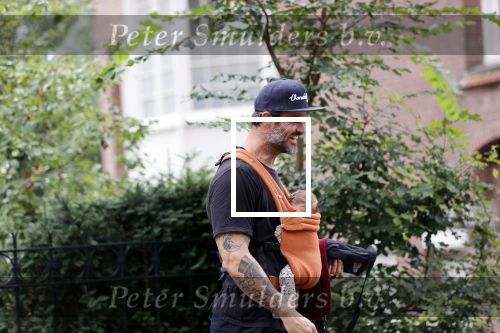 Amsterdam 22 augustus 2020
Arie Boomsma met zijn baby op zijn borst.