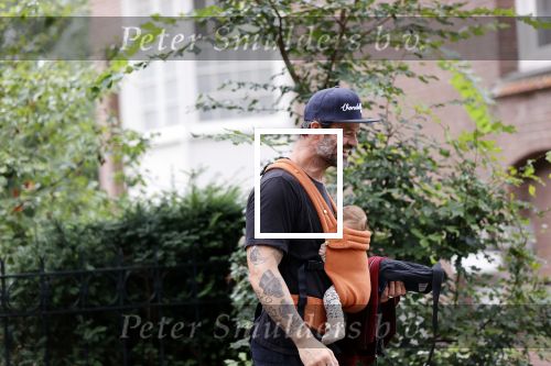 Amsterdam 22 augustus 2020
Arie Boomsma met zijn baby op zijn borst.