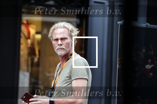 Amsterdam 20 augustus 2020
Bastiaan v Schaik met zijn nieuwe vriend op de pc hooftstraat
