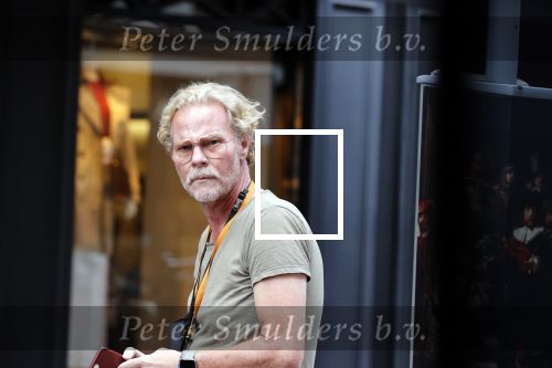 Amsterdam 20 augustus 2020
Bastiaan v Schaik met zijn nieuwe vriend op de pc hooftstraat