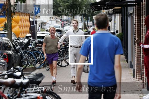 Amsterdam 20 augustus 2020
Bastiaan v Schaik met zijn nieuwe vriend op de pc hooftstraat