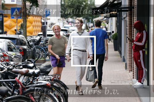 Amsterdam 20 augustus 2020
Bastiaan v Schaik met zijn nieuwe vriend op de pc hooftstraat