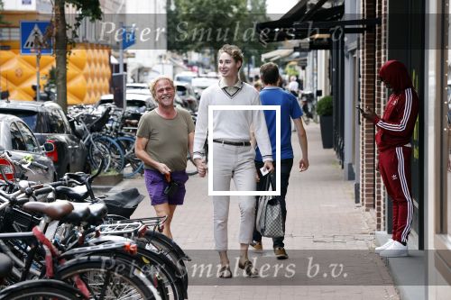 Amsterdam 20 augustus 2020
Bastiaan v Schaik met zijn nieuwe vriend op de pc hooftstraat