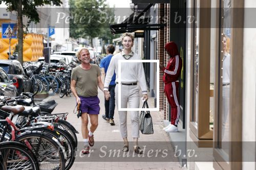 Amsterdam 20 augustus 2020
Bastiaan v Schaik met zijn nieuwe vriend op de pc hooftstraat