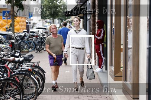 Amsterdam 20 augustus 2020
Bastiaan v Schaik met zijn nieuwe vriend op de pc hooftstraat