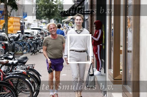 Amsterdam 20 augustus 2020
Bastiaan v Schaik met zijn nieuwe vriend op de pc hooftstraat
