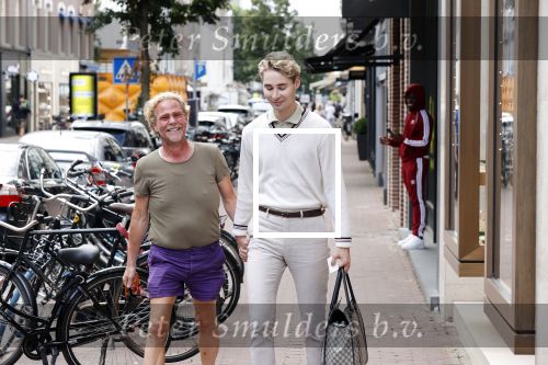 Amsterdam 20 augustus 2020
Bastiaan v Schaik met zijn nieuwe vriend op de pc hooftstraat