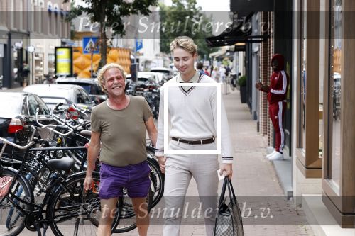 Amsterdam 20 augustus 2020
Bastiaan v Schaik met zijn nieuwe vriend op de pc hooftstraat