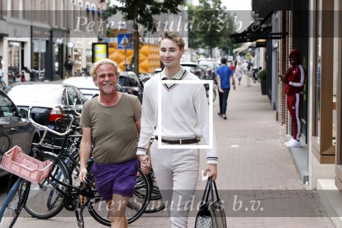 Amsterdam 20 augustus 2020
Bastiaan v Schaik met zijn nieuwe vriend op de pc hooftstraat