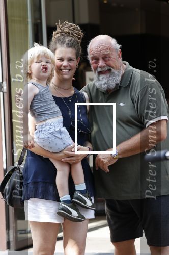 Amsterdam 16 augustus 2020
Bert Simhoffer met zijn vrouw en jongste zoon op de pc hooftstraat