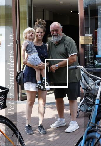 Amsterdam 16 augustus 2020
Bert Simhoffer met zijn vrouw en jongste zoon op de pc hooftstraat