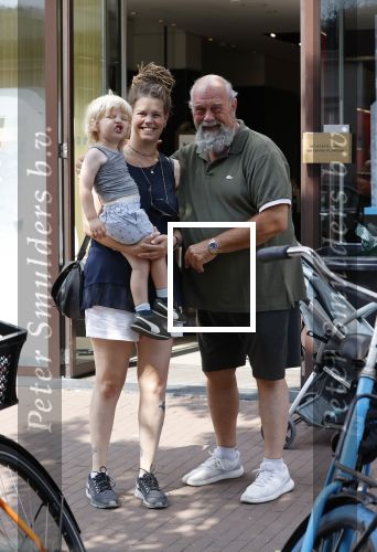 Amsterdam 16 augustus 2020
Bert Simhoffer met zijn vrouw en jongste zoon op de pc hooftstraat