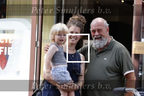 Amsterdam 16 augustus 2020
Bert Simhoffer met zijn vrouw en jongste zoon op de pc hooftstraat