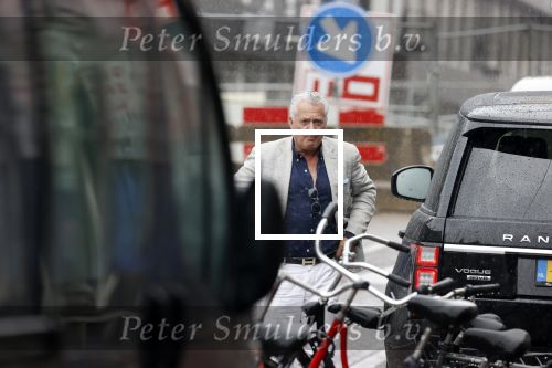 Amsterdam 25 augustus 2020
Bram Moszkowicz in de regen op straat in het centrum van Amsterdam.