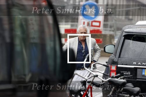Amsterdam 25 augustus 2020
Bram Moszkowicz in de regen op straat in het centrum van Amsterdam.