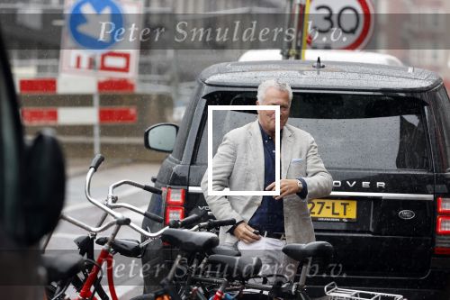 Amsterdam 25 augustus 2020
Bram Moszkowicz in de regen op straat in het centrum van Amsterdam.