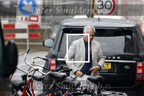 Amsterdam 25 augustus 2020
Bram Moszkowicz in de regen op straat in het centrum van Amsterdam.