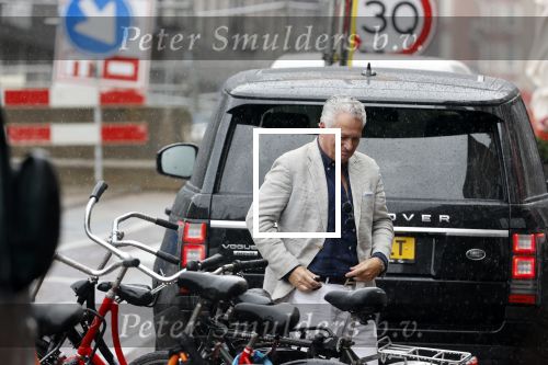 Amsterdam 25 augustus 2020
Bram Moszkowicz in de regen op straat in het centrum van Amsterdam.