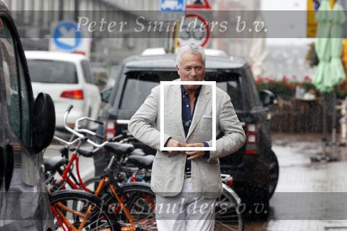 Amsterdam 25 augustus 2020
Bram Moszkowicz in de regen op straat in het centrum van Amsterdam.