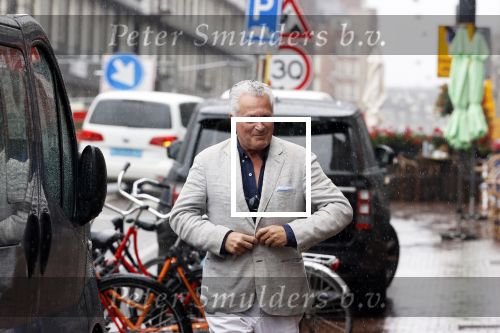 Amsterdam 25 augustus 2020
Bram Moszkowicz in de regen op straat in het centrum van Amsterdam.
