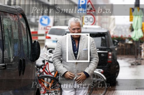 Amsterdam 25 augustus 2020
Bram Moszkowicz in de regen op straat in het centrum van Amsterdam.